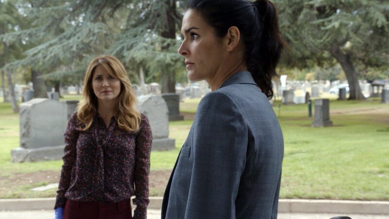 Dr. Maura Isles (Sasha Alexander, l.) und Det. Jane Rizzoli (Angie Harmon) werden zu einem ungewöhnlichen Fall gerufen: In dem Sarg einer alten Dame wird die unbekleidete Leiche ihres Bestatters entdeckt … – Bild: VOX /​ Warner Bros. International Distribution