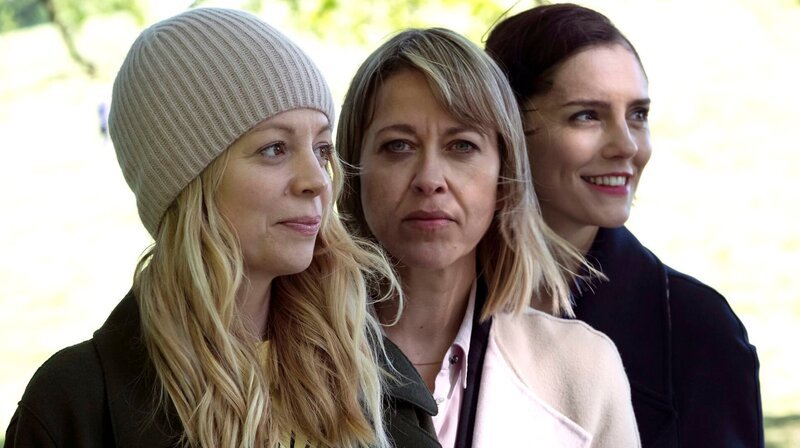 Die drei Schwestern: Rose (Fiona Button), Hannah (Nicola Walker) und Nina (Annabel Scholey) – Bild: NDR/​Sister Pictures