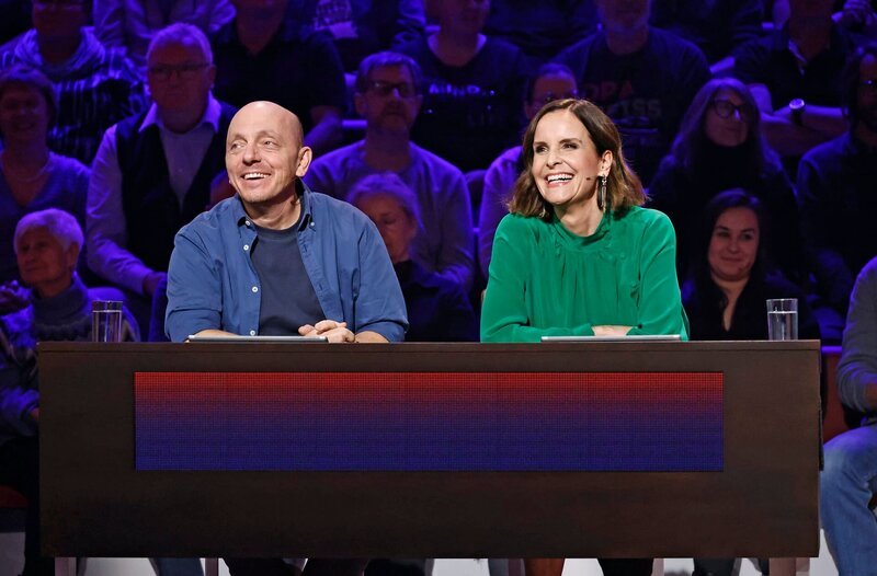 Rateteam-Kapitän Bernhard Hoëcker (l.) und die Kabarettistin und Schauspielerin Maike Kühl (r.) bilden ein Rateteam. – Bild: ARD/​Morris Mac Matzen