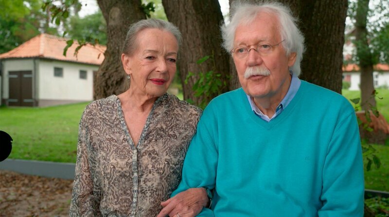 Carlo von Tiedemann mit seiner ältesten Verwandten und Freundin Ragna Flick. Die beiden wollten im Alter von 2 ½ Jahren heiraten. – Bild: NDR Carlo von Tiedemann mit seiner ältesten Verwandten und Freundin Ragna Flick. Die beiden wollten im Alter von 2 ½ Jahren heiraten. – Bild: NDR