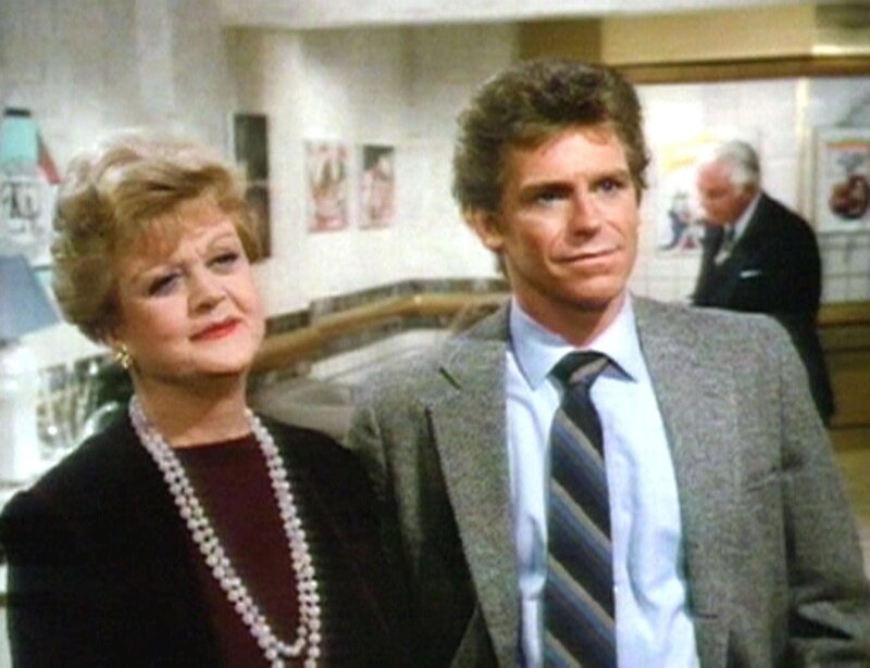 Jessica Fletcher (Angela Lansbury) besucht ihre Nichte Victoria in der Werbeagentur. Deren Ehemann Howard (Jeff Conaway) begleitet sie dorthin. – Bild: Warner TV Serie