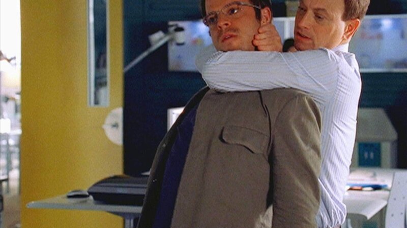 Danny (Carmine Giovinazzo, l.) und Mac (Gary Sinise) stellen den Nahkampf des Opfers nach. Demnach muss eine dritte Person am Tatort gewesen sein. – Bild: MG RTL D /​ CBS
