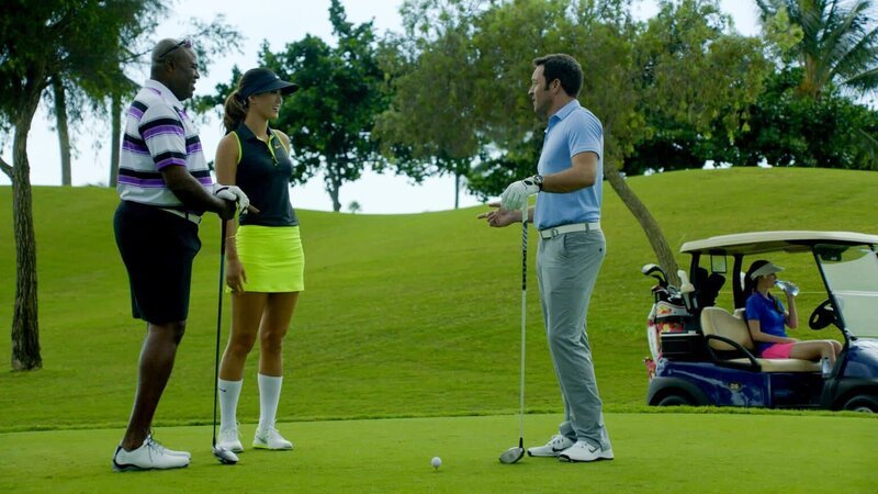 Lou (Chi McBride, l.) und Steve (Alex O’Loughlin, 2.v.r.) nehmen an einem Golf-Turnier für einen guten Zweck teil. Um sich dort nicht zu blamieren, bekommt Steve Nachhilfeunterricht von Michelle Wie (Michelle Wie, 2.v.l.) … – Bild: 2014 CBS Broadcasting Inc. All Rights Reserved. Lizenzbild frei