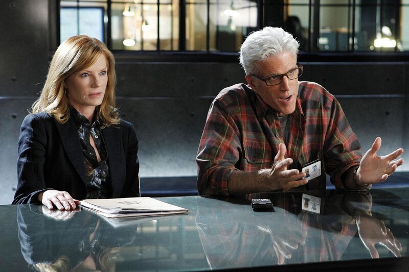 Catherine Willows (Marg Helgenberger) und D.B. Russell (Ted Danson) versuchen durch intensive Befragungen herauszufinden, wer von den Beschuldigten die Wahrheit sagt oder wer sie anlügt. – Bild: RTL