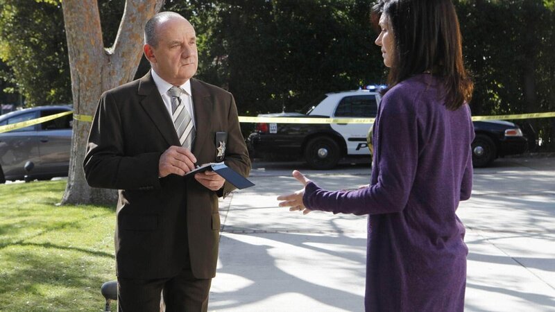Captain Brass (Paul Guilfoyle) vernimmt Judy Robbins (Wendy Crewson). Dabei drängt sich ihm der Verdacht auf, dass Doc Robbins“ Frau ein Verhältnis mit dem Toten hatte … – Bild: MG RTL D