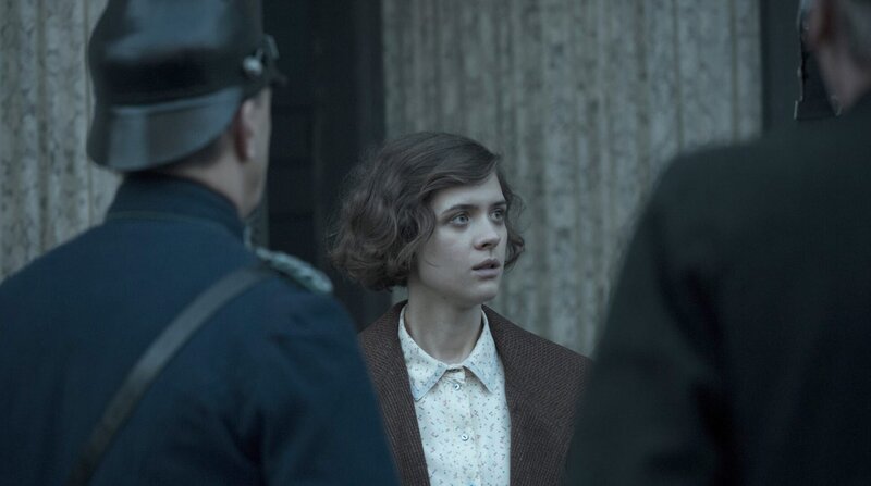 Charlotte Ritter (Liv Lisa Fries) wird von einer Polizeistreife aufgehalten. – Bild: ARD Degeto/​Beta Film/​BR/​Sky Deutschland/​X-Filme