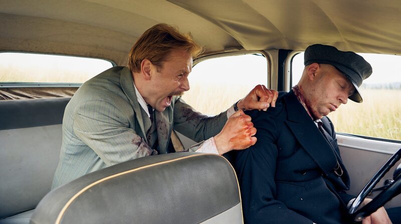 Wolfgang Berns (Max Riemelt, l.) hat den Fahrer Manfred (Moritz Fischer, r.) getötet. – Bild: ARD/​Odeon Fiction/​Kai Schulz