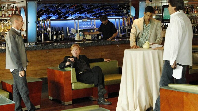 Horatio (David Caruso, 2.v.li.) und Delko (Adam Rodriguez) ermitteln im Fall eines versuchten Mordes an der schwangeren Heather. Wer trachtet der Frau nach dem Leben? – Bild: TVNOW /​ CBS