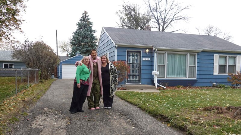 From left to right: Lisa Hetzel, host David Bromstad, and Susan Hopson pose for a picture outside of House 2, Meadowbrook Bliss, as seen on my lottery dream home, season 15. – Bild: HGTV US /​ Warner Bros. Discovery, Inc.