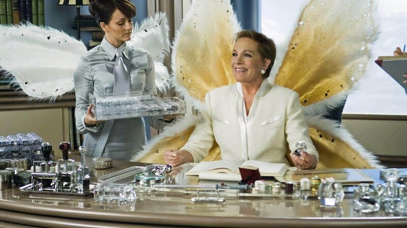 Lily (Julie Andrews) sitzt fest im Sattel in der Führungsposition der Zahnfee-Dynastie. Keine Fee spreizt ihre Flügel, kein Rädchen im riesigen Zahnrad des Konzerns dreht sich ohne ihr Mitwissen. – Bild: Twentieth Century Fox Film Corporation and Walden