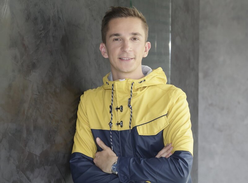 Eric Mayer, der „Stuntman des Wissens“, taucht, springt, klettert und wenn es sein muss, aber wirklich nur dann, ja, dann singt er auch. So kombiniert er für „pur+“ Wissen und Erleben auf einzigartige Weise. Wer „pur+“ schaut, der weiß, wie sich Fakten anfühlen. – Bild: ZDF und Rico Rossival