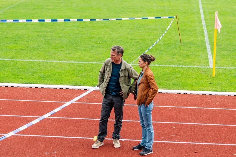 Matti Wagner (Pierre Besson, l.) berichtet Lilly Funke (Tatjana Kästel, r.) vom ermordeten Fußballspieler der Jugendmannschaft, die er trainiert. – Bild: Martin Rottenkolber /​ ZDF