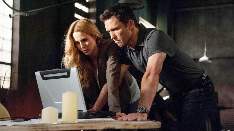 Sonya (Alona Tal) und Michael Westen (Jeffrey Donovan)  Die Verwendung des sendungsbezogenen Materials ist nur mit dem Hinweis und Verlinkung auf RTL+ gestattet. – Bild: RTL