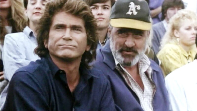 Ein unnötiges OpferJonathan (Michael Landon) und Mark (Victor French) bei einem Baseballspiel. – Bild: Bibel TV