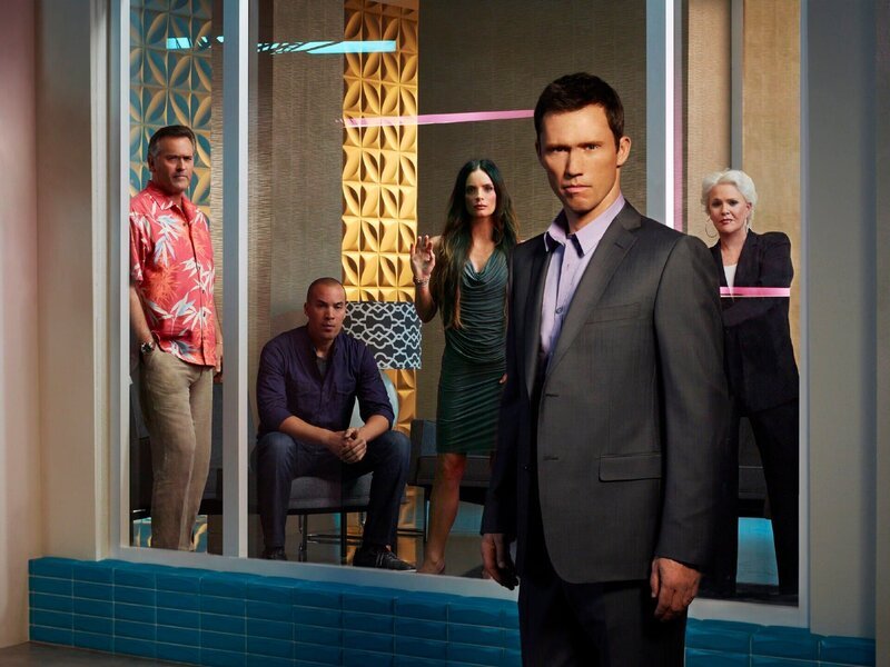 Von links: Sam Axe (Bruce Campbell), Jesse Porter (Coby Bell), Fiona Glenanne (Gabrielle Anwar), Michael Westen (Jeffrey Donovan) und Madeline Westen (Sharon Gless) – Bild: TVNOW /​ NBC Universal Entertainment Cable Group
