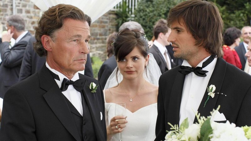 Auf der Bilderbuch-Hochzeit seiner kleinen Schwester Julia (Joyce Ilg) gerät Ben (Tom Beck, r.) in Streit mit seinem Vater, dem Baulöwen Konrad Jäger (Max Volkert Martens). Der kann Bens Berufswahl immer noch nicht nachvollziehen. – Bild: MG RTL D /​ Guido Engels