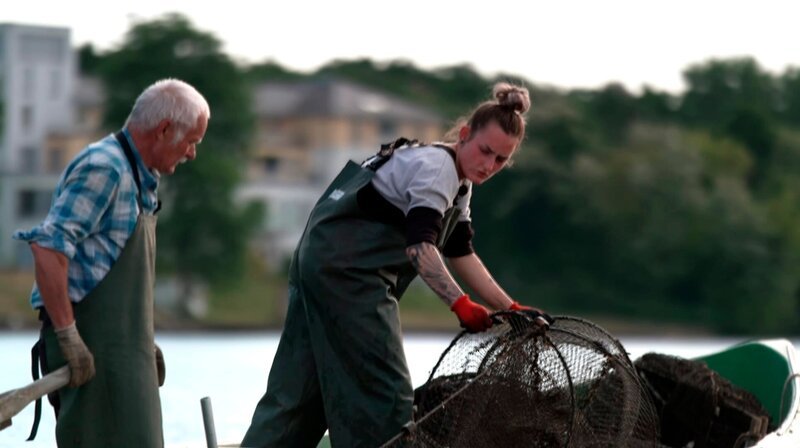 Der Mutschenhof im Spreewalddorf Lehde wird bereits in fünfter Generation von der Familie Kilka bewirtschaftet. Seit 2009 führt Sebastian Kilka den Hof mit viel Leidenschaft. Und auf dem Müggelsee liegt viel Arbeit vor Andreas Thamm und seiner Tochter Maria. Sie ist eine der jüngsten Fischerinnen überhaupt und die einzige in Berlin. Bald soll sie den Betrieb ganz übernehmen. – Maria und Andreas Tamm bei der Kontrolle der Reusen. – Bild: rbb