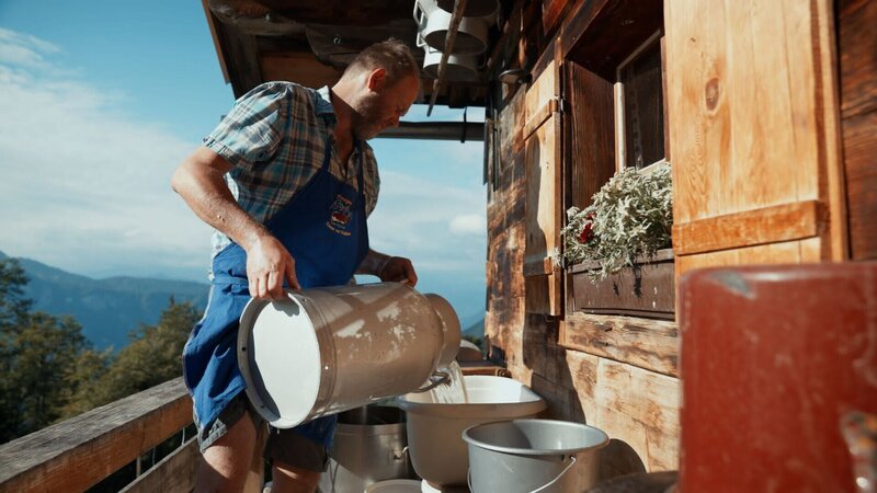 Christoph Mühlegger aus Brandenberg beim Graukäse machen. – Bild: RANFILM TV & Film Production GmbH