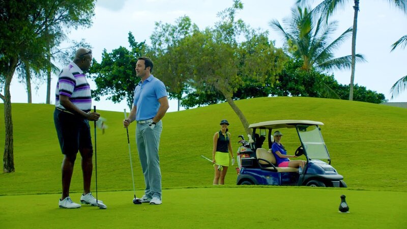 Lou (Chi McBride, l.) versucht, Steve (Alex O’Loughlin, 2.v.l.) das Golfspielen beizubringen, da die beiden bei einem Golf-Turnier für den guten Zweck teilnehmen und sich nicht blamieren wollen … – Bild: 2014 CBS Broadcasting Inc. All Rights Reserved. Lizenzbild frei
