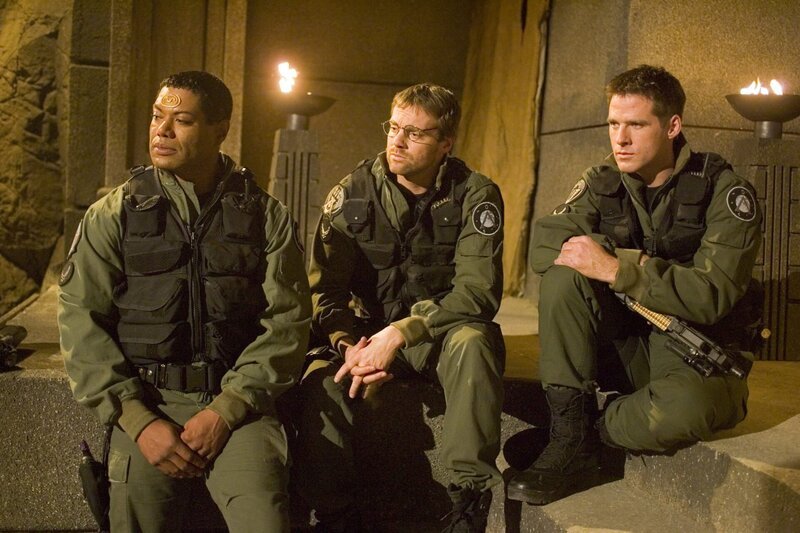 L-R: Teal’c  (Christopher Judge), Dr. Daniel Jackson (Michael Shanks) und Lt. Colonel Cameron Mitchell (Ben Browder) – Bild: SYFY
