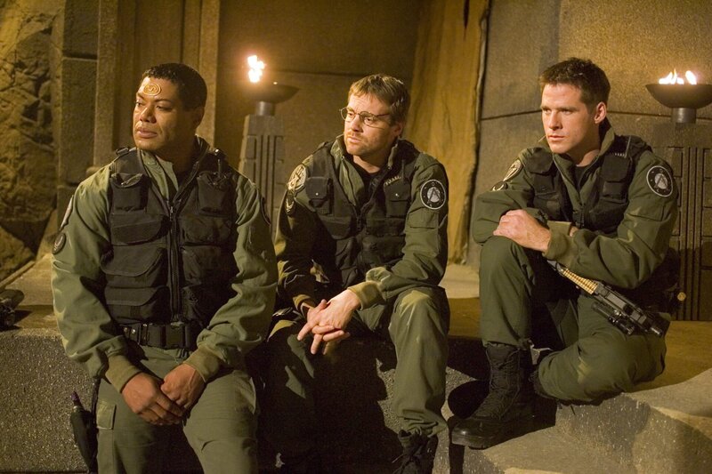 L-R: Teal’c  (Christopher Judge), Dr. Daniel Jackson (Michael Shanks) und Lt. Colonel Cameron Mitchell (Ben Browder) – Bild: SYFY