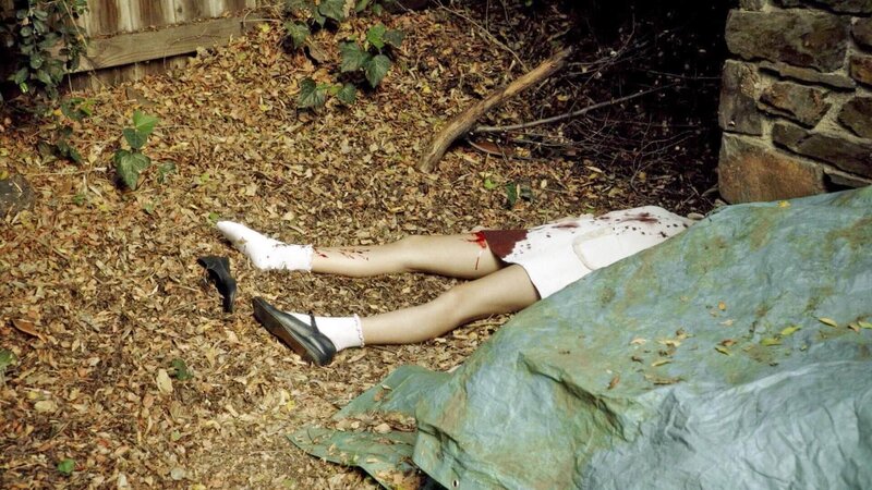 Ein Rentner wird in seinem Haus ermordet. Bereits vor 40 Jahren wurde die jüngste Tochter des Opfers ebenfalls getötet. Das Team rollt den ungeklärten Fall von damals erneut auf und entdeckt erschreckende Parallelen. – Bild: TVNOW