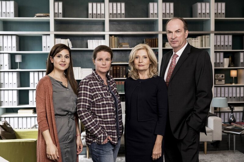 (v.l.n.r.) Yasmin Meckel (Sophie Dal); Gudrun Wohlers (Katrin Pollitt); Isa von Brede (Sabine Postel); Markus Gellert (Herbert Knaup) – Bild: PLURIMEDIA (ARD /​ Georges Pauly)