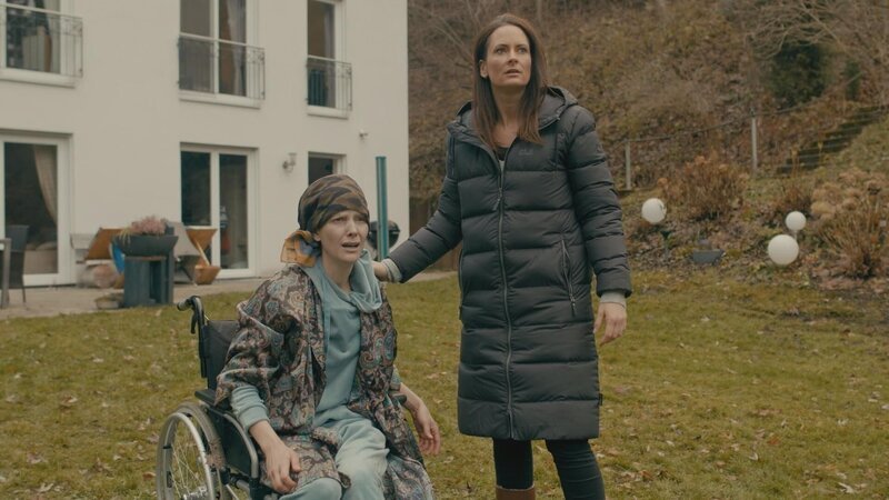 Daniela Stamm (r.) – Bild: Dieses Bild darf ausschließlich nach Maßgabe der Allgemeinen Geschäftsbedingungen für die Presselounges der Sender der ProSiebenSat.1 Media SE (AGB) genutzt werden. Die in den AGB festgesetzten Rechteeinschränkungen sind unbedingt  …
