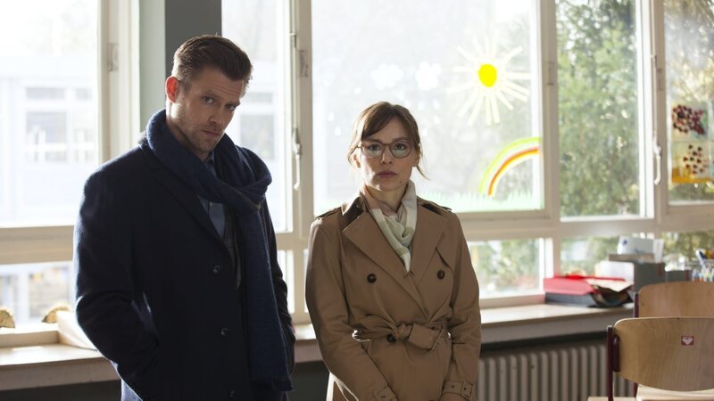 Frau Müller muss weg! Darin sind sich unter anderem die besorgten Eltern Patrick (Ken Duken, l.) und Marina Jeskow (Mina Tander, r.) einig, die eine Sonderversammlung einberufen, um die Klassenlehrerin Frau Müller eigenmächtig abzusetzen. Doch die will nicht so richtig mitspielen und wehrt sich, wie sie kann … – Bild: port.hu Frau Müller muss weg! Darin sind sich unter anderem die besorgten Eltern Patrick (Ken Duken, l.) und Marina Jeskow (Mina Tander, r.) einig, die eine Sonderversammlung einberufen, um die Klassenlehrerin Frau Müller eigenmächtig abzusetzen. Doch die will nicht so richtig mitspielen und wehrt sich, wie sie kann … – Bild: port.hu