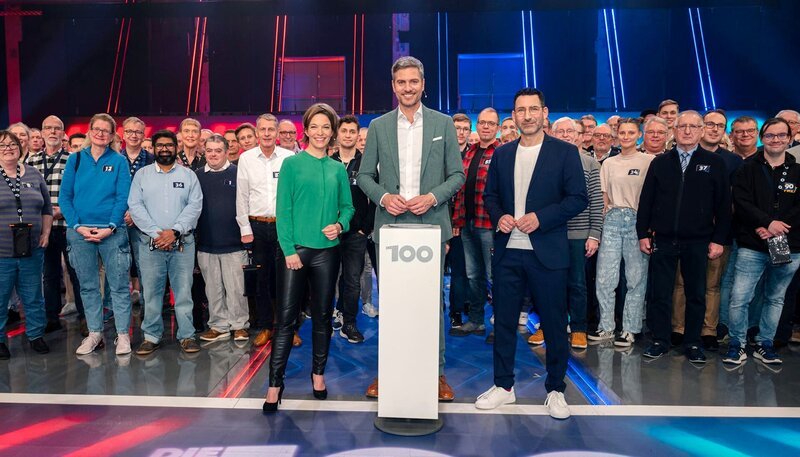 „Die 100 – Was Deutschland bewegt“ mit Ingo Zamperoni (m.), Anna Planken (l.) und Till Nassif (r.). – Bild: NDR/​Ben Knabe
