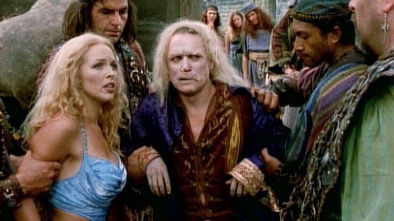 Iolaus II versucht mit allen Mitteln die Hochzeit seiner geliebten Nautica mit dem Piraten Lysaka zu verhindern. Dabei wird er von Lysakas Männern gefangen genommen. – Bild: TVNOW