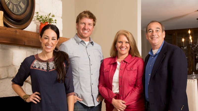 Fixer Upper hosts Chip and Joanna Gaines with homeowners Margie and John Bowman in their new living room, as seen on HGTV’s Fixer Upper. (portrait) – Bild: HGTV/​Scripps Networks, LLC.