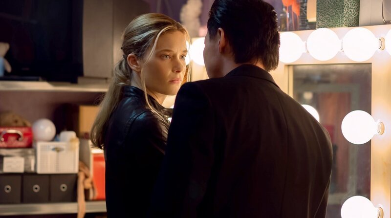 Samantha (Rachel Keller) fasziniert den Yakuza Sato (Shô Kasamatsu). – Bild: HBO Max/​Fifth Season, LLC/​James Lisle