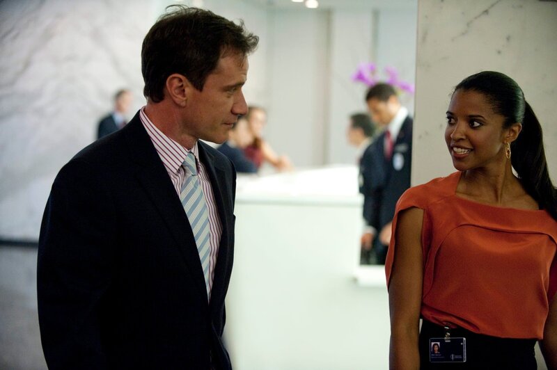 Peter Burke (Tim DeKay) und Miss Samuel (Renee Elise Goldsberry) – Bild: David Giesbrecht /​ David Giesbrecht/​USA Network /​ Episodic /​ © USA Network