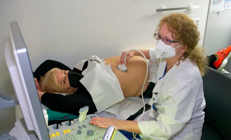 Übergewicht führt zu einer Fettleber und erhöht dadurch das Risiko für Herzinfarkt und Schlaganfall. SWR-Reporerin Dagmar Stockle lässt bei der Internistin ihre inneren Organe überprüfen. – Bild: BR/SWR Übergewicht führt zu einer Fettleber und erhöht dadurch das Risiko für Herzinfarkt und Schlaganfall. SWR-Reporerin Dagmar Stockle lässt bei der Internistin ihre inneren Organe überprüfen. – Bild: BR/SWR