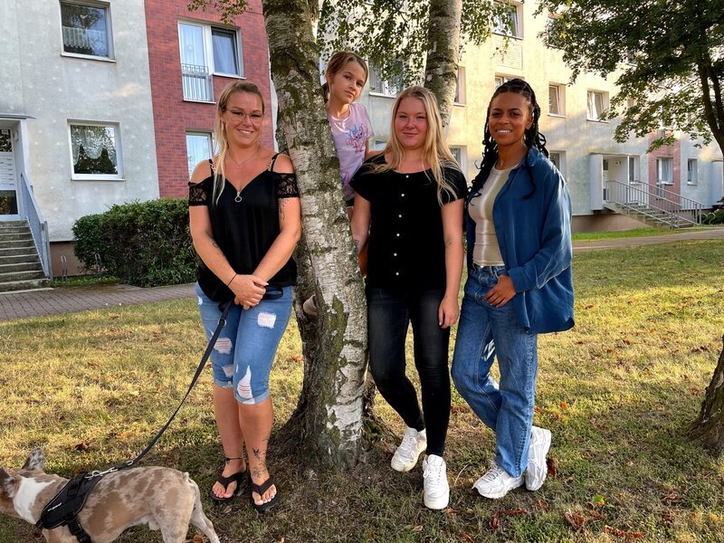 Diana verdient als Friseurin gerade einmal Mindestlohn. Es ist schwer mit so wenig Einkommen zwei Kinder groß zu ziehen. Bei einem Spaziergang möchte Aminata Belli mehr über den Alltag der Familie erfahren. – Bild: Farah Mëhaimdat /​ ZDF