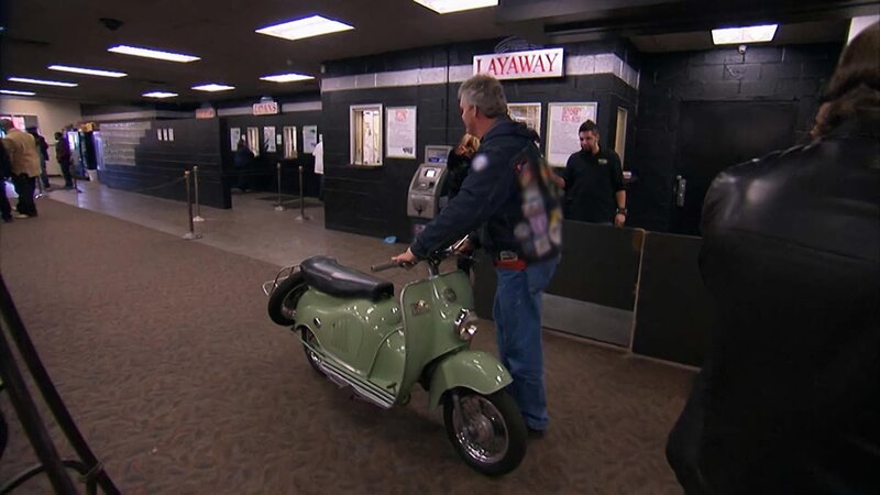 Ein Kunde bietet Les Gold seinen Parilla Greyhound von 1958 mit Speichenrädern an. – Bild: Warner Bros. Discovery