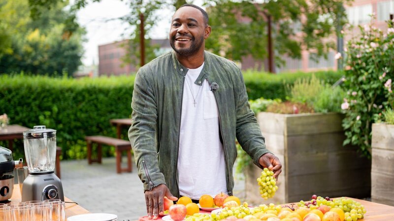 Nelson Müller schlägt einen Weg durch den Zucker-Dschungel: Was ist gut für uns, wie viel Zucker ist gesund, und wie ernähren wir uns richtig? Der Zucker-Kompass gibt die Antworten. – Bild: ZDF und Lars Doering./​Lars Doering