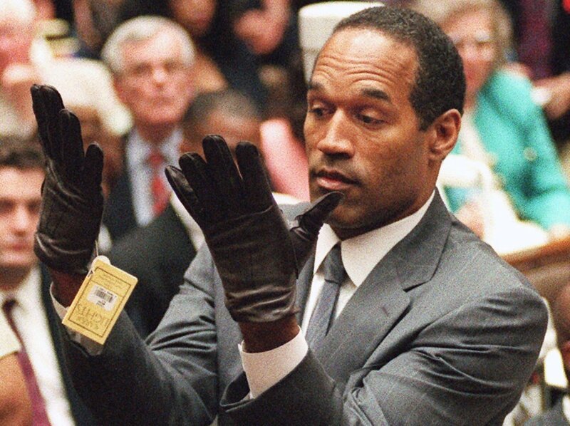 Ist er ein Doppelmörder? Der US-Footballstar O. J. Simpson soll seine Ex-Frau und ihren Bekannten getötet haben. Handschuhe spielen im Prozess gegen den berühmten Sportler eine entscheidende Rolle. – Bild: ZDF