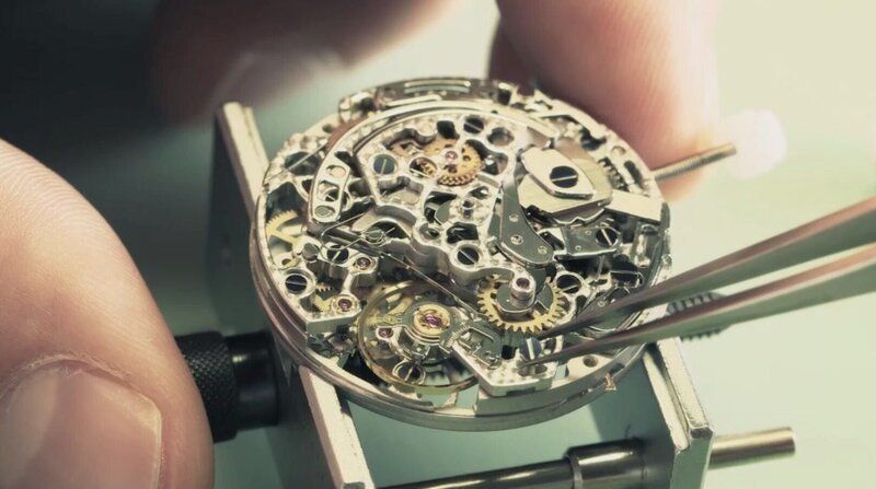 Das Uhrwerk einer Armbanduhr. – Bild: BR