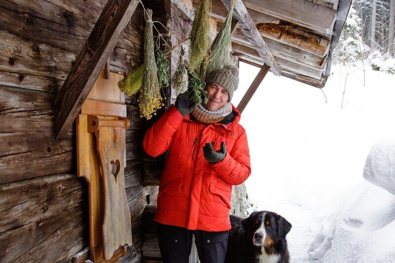 Fritz Fuchs (Guido Hammesfahr) und Hund Keks haben sich hoch oben in den Bergen verirrt. Weshalb musste Keks auch dem Schneehasen hinterher rennen? Jetzt hat Fritz keine Ahnung mehr, wie er ins Tal kommen kann. – Bild: Andrea Hansen Fotografie