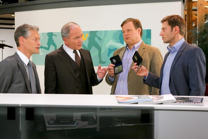 Ein Gespräch mit Sebastian Burger (Steffen Wink, l.) und Dr. Jentsch (Johannes Terne, 2.v.l.) macht Hansen (Igor Jeftic, r.) und Hartl (Michael A. Grimm, 2.v.r.) auf eine heiße Spur aufmerksam. – Bild: PLURIMEDIA (ZDF /​ Christian A. Rieger)