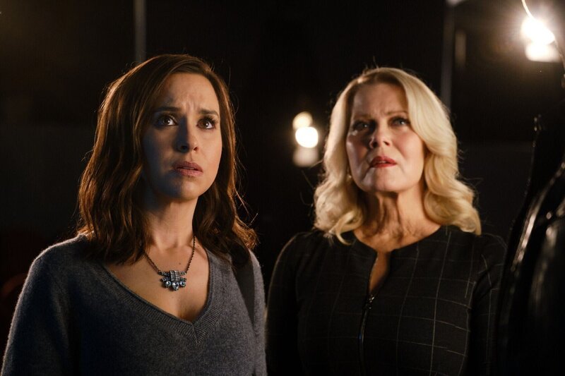Candace (Barbara Niven, re.) unterstützt Tess (Lacey Chabert). – Bild: Paramount Pictures