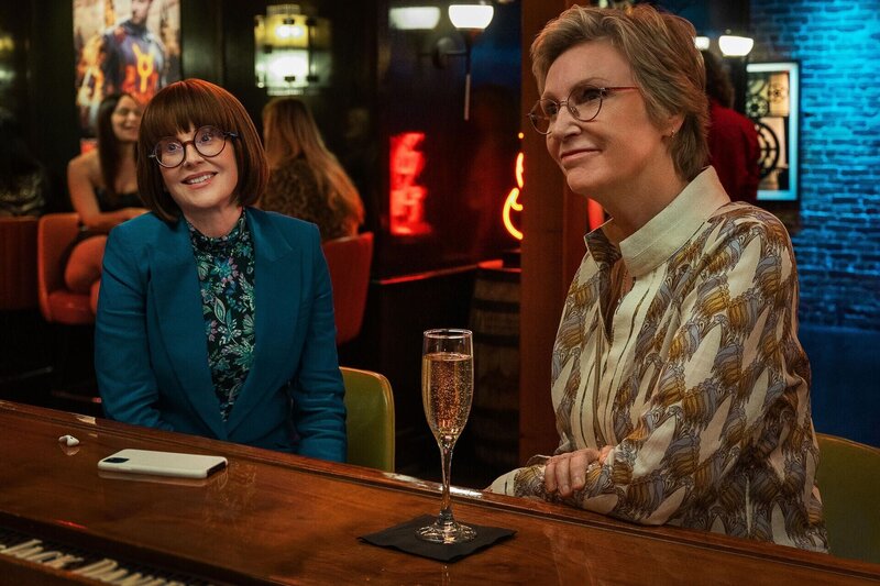 Lydia Dunfree (Megan Mullally, l.); Constance Carmell (Jane Lynch, r.) – Bild: Starz Entertainment, LLC /​ Colleen Hayes