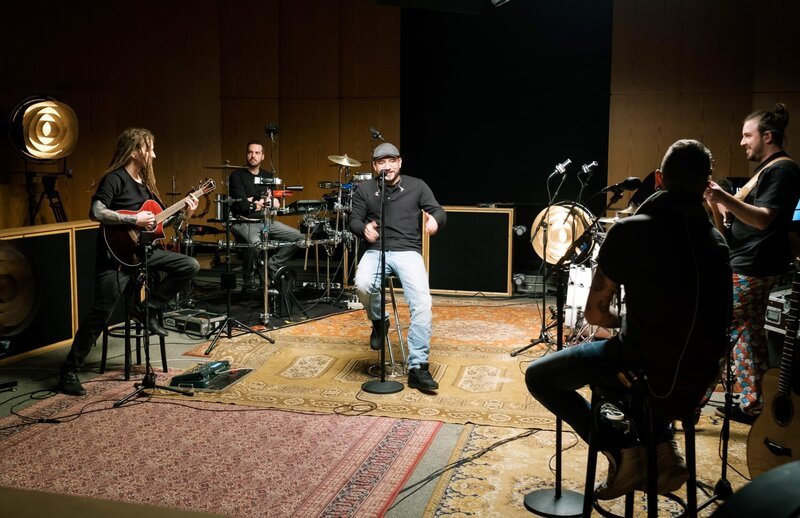 Christopher Seiler und Bernhard Speer mit Band (Keys: Chris Grabner, Gitarre: Bernd Brodträger, Bass: Sebastian Risavy, drums: Matthias Ambrus). – Bild: ORF
