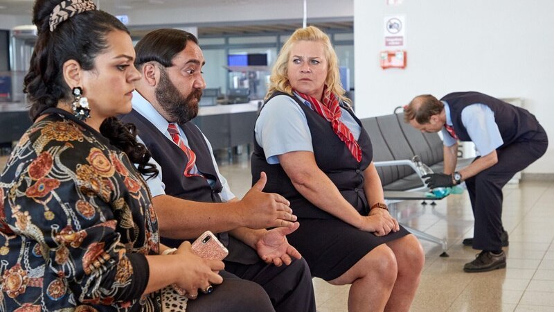 (v.l.n.r.) Samira Karahanci (Sara Fazilat); Ertu Karahanci (Kailas Mahadevan); Ingrid Fink (Petra Kleinert); Harald Armbruster (Jan Georg Schütte) – Bild: JOYN/​ProSieben