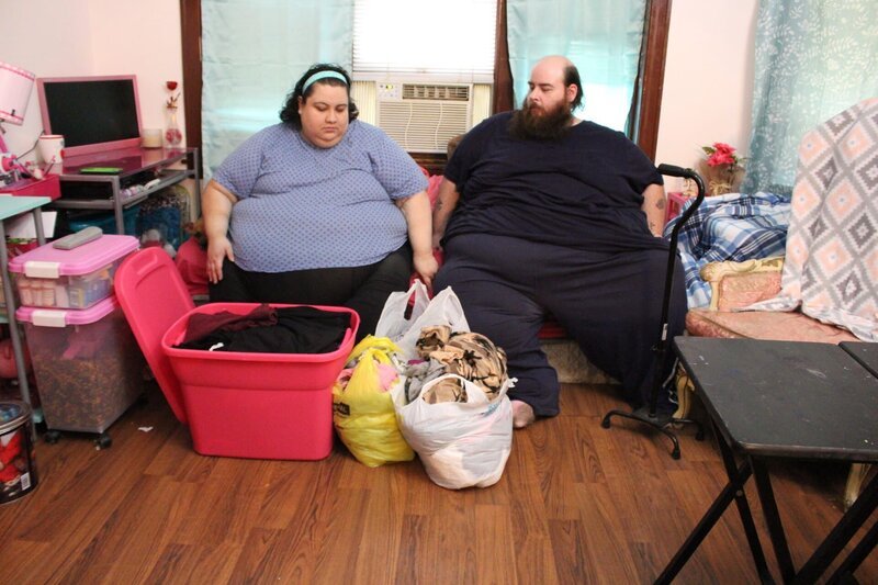 Vianey and Allen are on a couch, packing. – Bild: Discovery Communications, LLC
