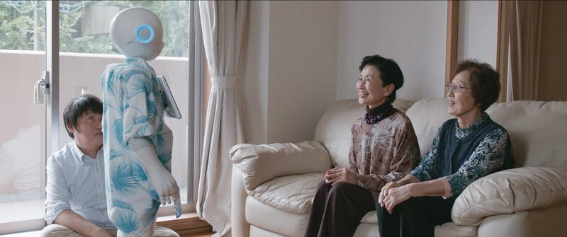 Oma Sakurais (r.) Sohn (l.) stellt ihr und ihrer Schwester (M.) den Roboter Pepper vor. – Bild: Julian Krubasik