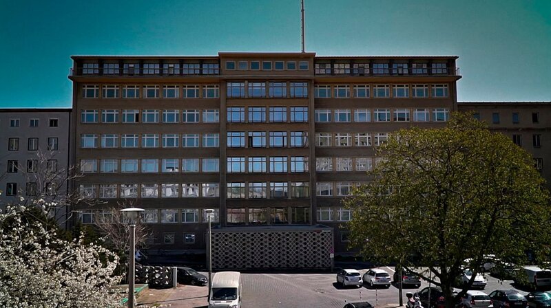 Der Mauerbau – ein Glücksfall für Erich Mielke und seinen DDR-Staatssicherheitsdienst. Schließlich war die Mauer Garant für seine Macht und zugleich sein Lebenselixier. Zehntausende von Stasi-Mitarbeitern hatten vom 13. August 1961 bis zum 9. November 1989 einen entscheidenden Auftrag: Die Mauer für die eigene Bevölkerung unantastbar, unüberwindbar und unangreifbar zu machen. – Erich Mielkes Hauptquartier in Ost-Berlin, das Zentrum der Staatssicherheit. – Bild: rbb/astfilm pictures UG Der Mauerbau – ein Glücksfall für Erich Mielke und seinen DDR-Staatssicherheitsdienst. Schließlich war die Mauer Garant für seine Macht und zugleich sein Lebenselixier. Zehntausende von Stasi-Mitarbeitern hatten vom 13. August 1961 bis zum 9. November 1989 einen entscheidenden Auftrag: Die Mauer für die eigene Bevölkerung unantastbar, unüberwindbar und unangreifbar zu machen. – Erich Mielkes Hauptquartier in Ost-Berlin, das Zentrum der Staatssicherheit. – Bild: rbb/astfilm pictures UG