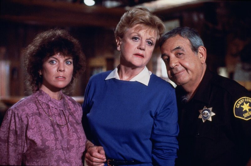 Sheriff Amos Tupper (Tom Bosley, r.), Jessica Fletcher (Angela Lansbury, M.) und Maggie Roberts (Erin Moran, l.) auf Erfolgskurs … – Bild: AXCP